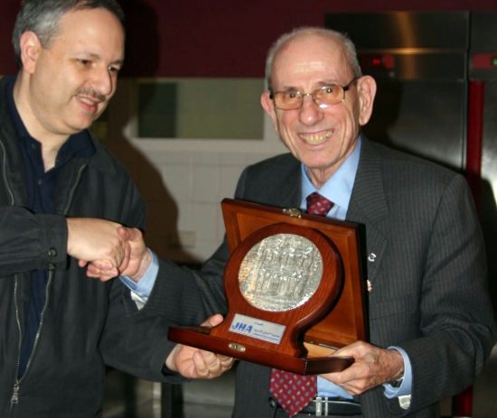 Michael Nazzal, chairman of Jordan Hotel Association, presents a peace plaque to Janos Damon, then chairman of Tourism4Peace and general manager of the Israel Hotels Managers Association.