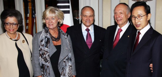 Elisabeth Schneier, Veronica Kelly and husband Police Commissioner Raymond Kelly, Rabbi Arthur Schneier, and Lee Myung-bak