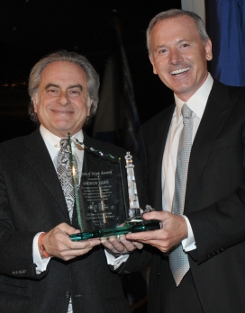 Benjamin Brafman presents award to Andrew Faas
