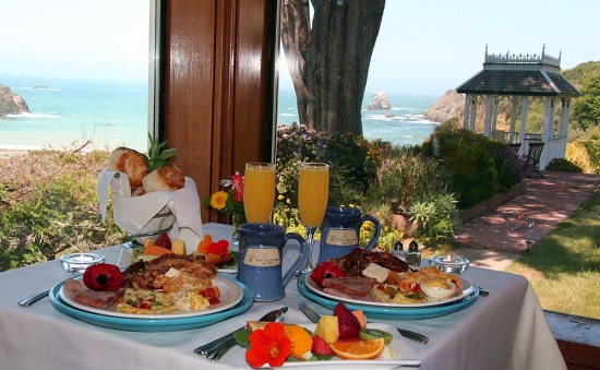 Dining at Elk Cove Inn